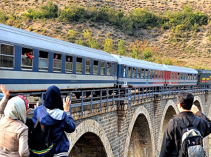 چرا سفر با قطار از تهران به وان؟